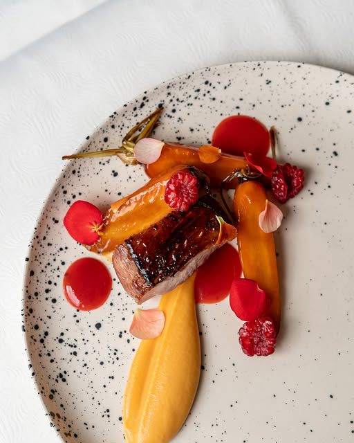 magret rôti au miel et framboise, crémeux de carottes & rose de pomme de terre